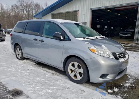 2017 Toyota Sienna z USA, uszkodzony, nr VIN 5TDZZ3DC1HS780988